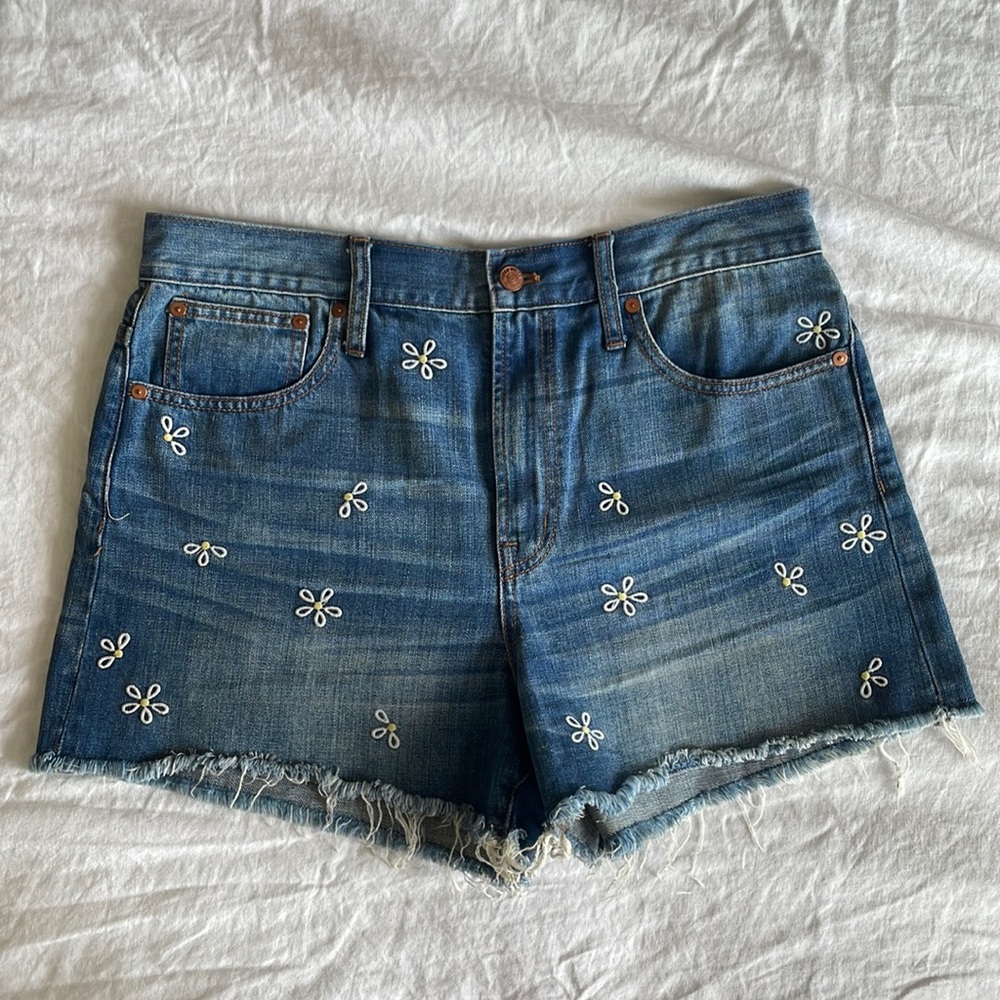 LAST DAY 11/10 🚨 BUNDLE OR OFFER 🚨 Rigid Denim shorts with embroidery Madewell